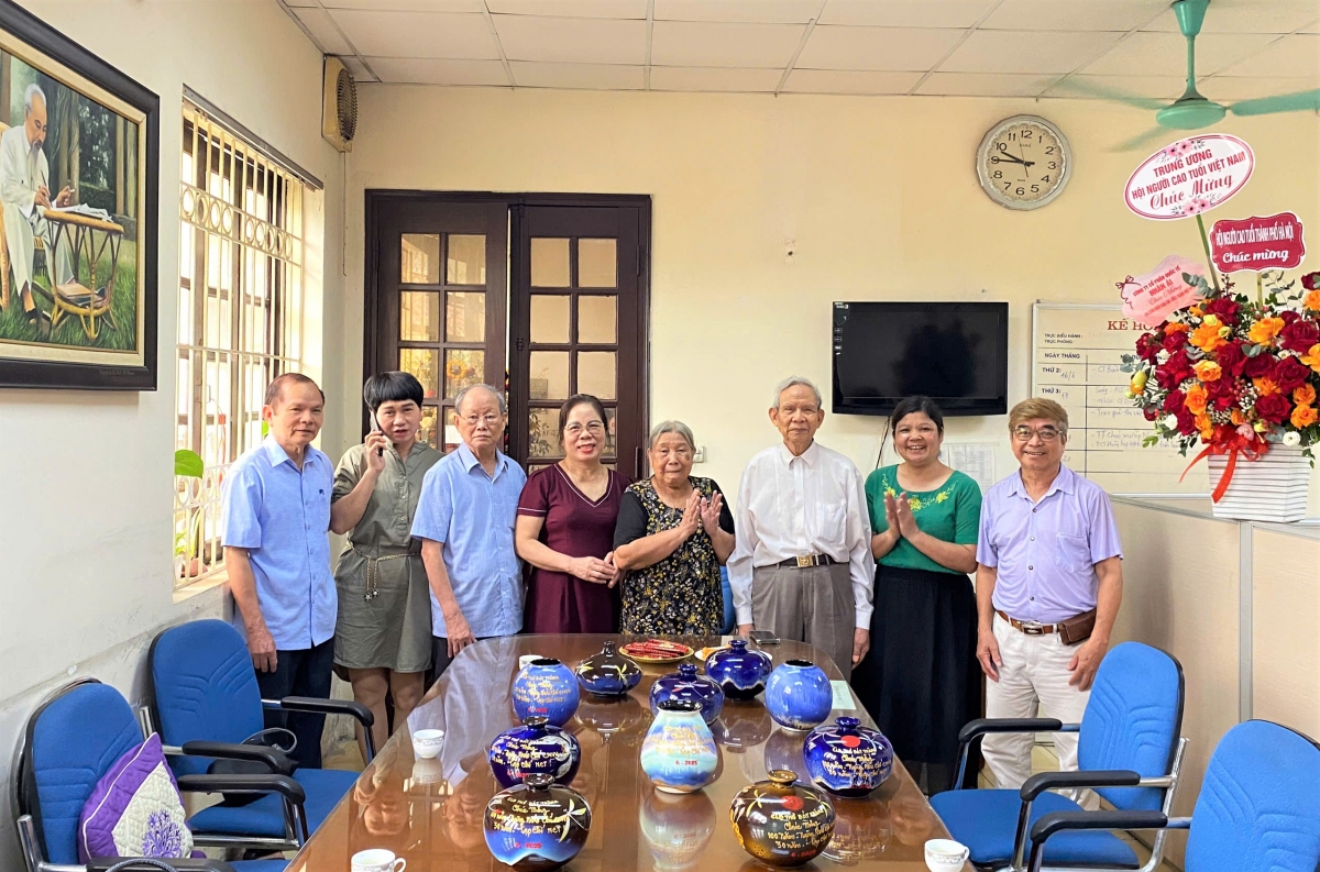 CLB Thơ Bát Tràng và tình yêu với Tạp chí Người cao tuổi