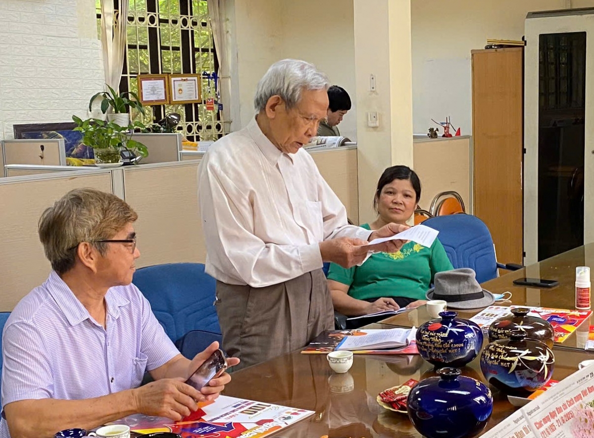 Hội viên Trương Công Chính đọc thơ tặng các phóng viên, biên tập viên Tạp chí Người cao tuổi