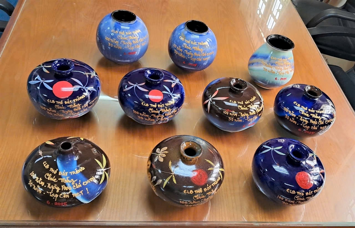 Những món quà ý nghĩa của CLB Thơ Bát Tràng