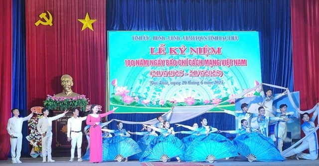  Văn nghệ tại buổi kỷ niệm