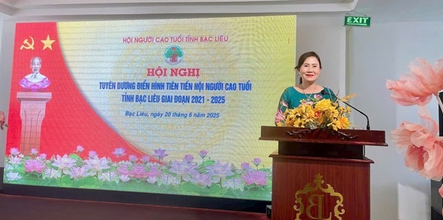 Bà Lê Hồng Thu, Phó Chủ tịch Hội NCT tỉnh báo cáo tại Hội nghị