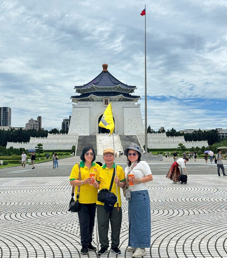 HDV Bích Trâm và Tác giả tại Đài tưởng niệm Tưởng Giới Thạch.