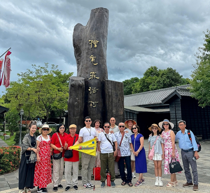 HDV cầm cờ và Tác giả tại Làng văn hóa của Nhật Bản