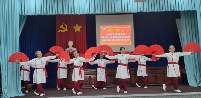 Câu lạc bộ dưỡng sinh NCT tỉnh Tiền Giang biểu diễn tại Hội nghị