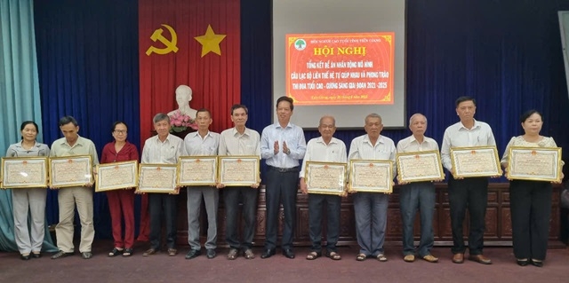 Ông Nguyễn Thành Diệu, Phó Chủ tịch UBND tỉnh, Trưởng Ban Công tác NCT tỉnh trao Bằng khen cho các tập thể, cá nhân tiêu biểu trong các phong trào thi đua