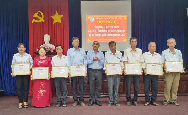 Ông Nguyễn Ngọc Minh, Chủ tịch Hội NCT tỉnh trao Giấy khen cho các tập thể, cá nhân tiêu biểu trong các phong trào thi đua