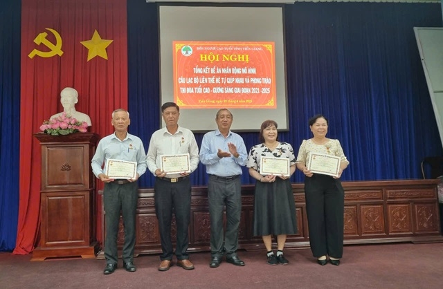 Trao Kỷ niệm chương của Trung ương Hội NCT Việt Nam cho các cá nhân là lãnh đạo tỉnh, cán bộ, hội viên NCT có nhiều đóng góp “Vì sự nghiệp Bảo vệ, Chăm sóc và Phát huy vai trò NCT Việt Nam.