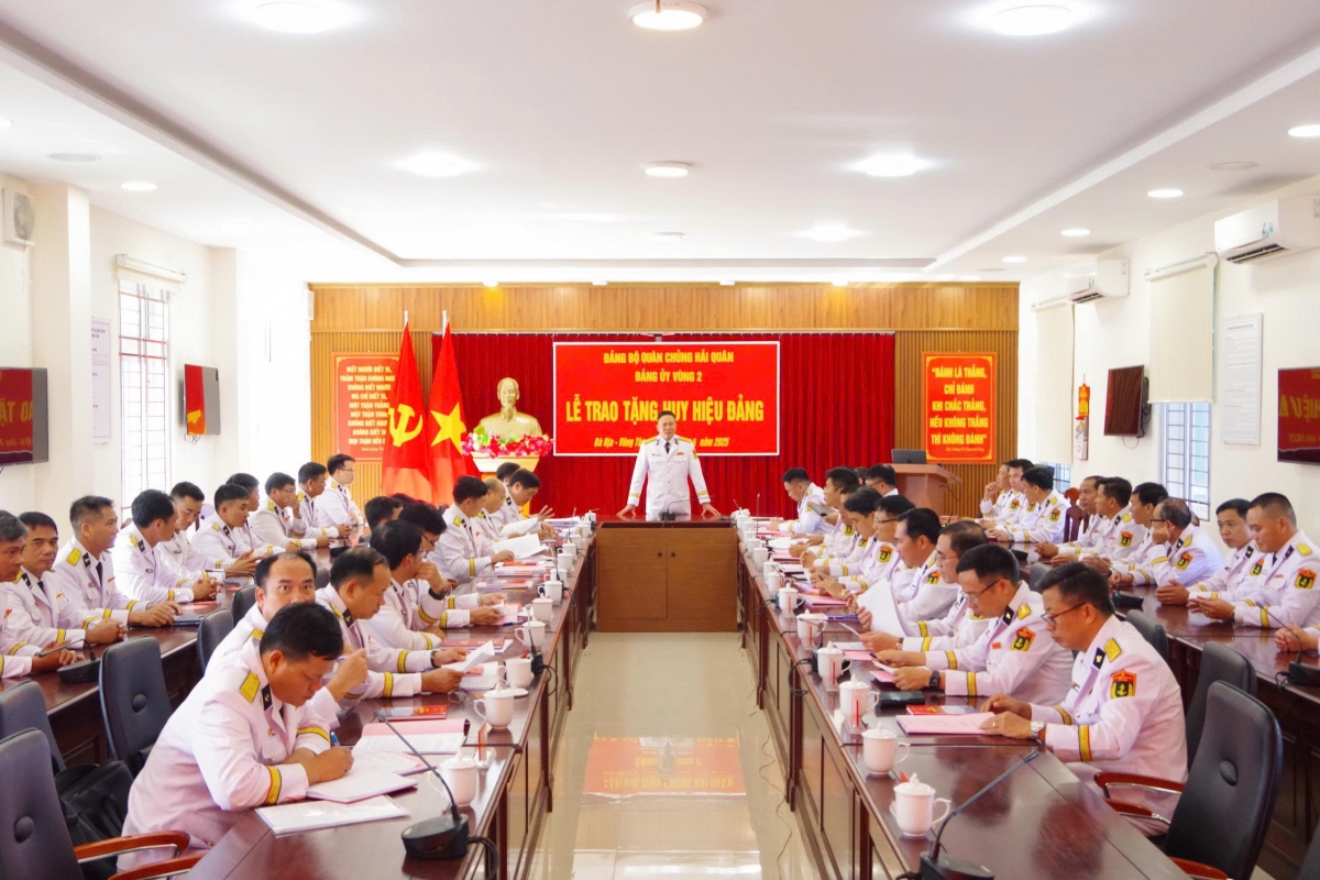 Đảng ủy Vùng 2 Hải quân trao Huy hiệu 30 năm tuổi Đảng