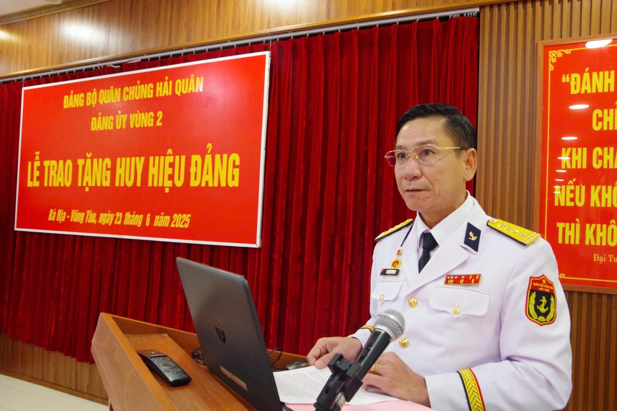 Đảng ủy Vùng 2 Hải quân trao Huy hiệu 30 năm tuổi Đảng