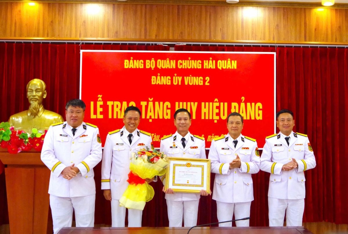 Đảng ủy Vùng 2 Hải quân trao Huy hiệu 30 năm tuổi Đảng