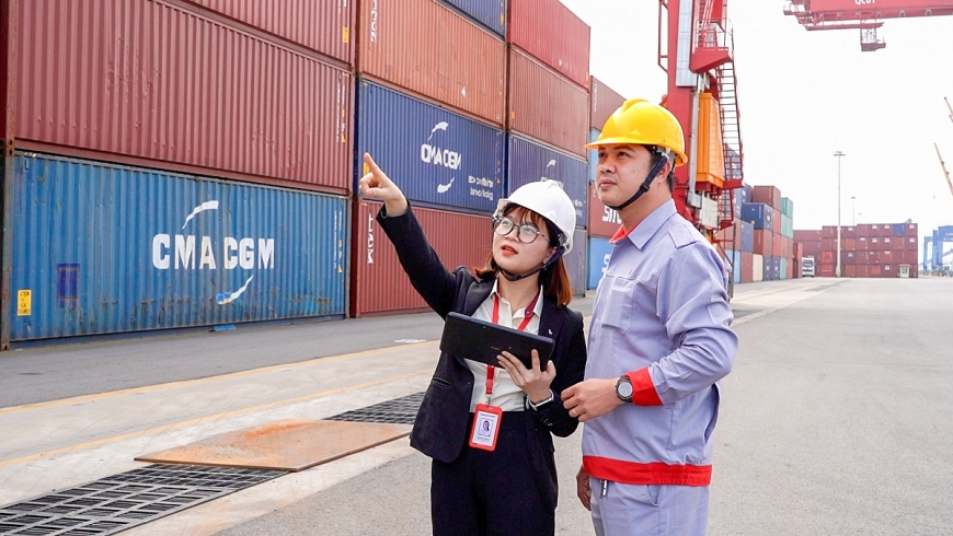  CBNV sử dụng phần mềm PL-TOS giúp việc kiểm tra, nhập - xuất và tra cứu vị trí contaniner trở nên thuận tiện hơn