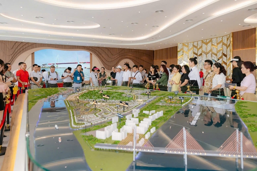 Càng gần tới thời điểm thông xe cầu Hoàng Gia, lượng nhà đầu tư đổ về Vinhomes Royal Island càng lớn