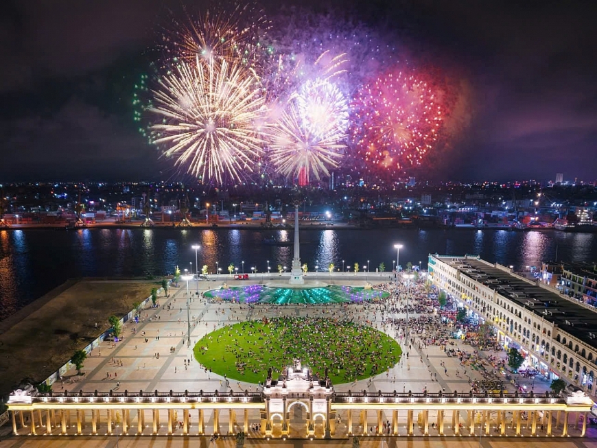 Sở hữu hệ sinh thái tiện ích đẳng cấp hàng đầu khu vực, Vinhomes Royal Island sẽ là điểm đến an cư, du lịch, nghỉ dưỡng hấp dẫn với cộng đồng người nước ngoài