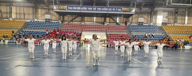 Các vận đông viên tranh tài ở môn đồng diễn thể dục dưỡng sinh