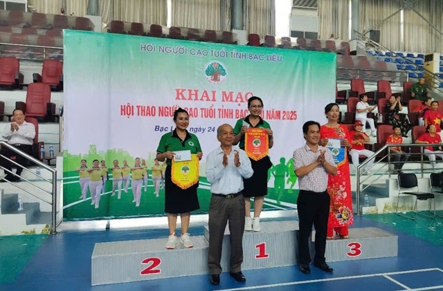 Lãnh đạo Hội NCT tỉnh và đại diện Sở Văn hóa, Thể thao và Du lịch trao giải Nhất, Nhì, Ba cho các đội đoạt giải