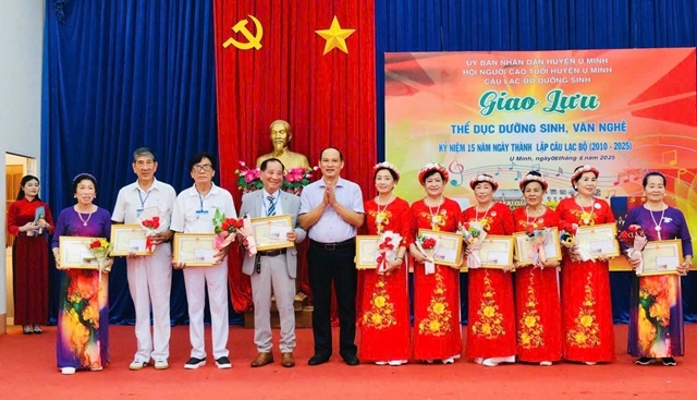  Giao lưu thể dục dưỡng sinh, văn nghệ kỷ niệm 15 thành lập Câu lạc bộ ở huyện U Minh