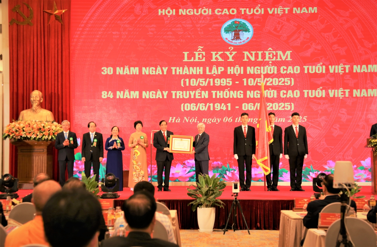 Đồng chí Đỗ Văn Chiến thay mặt lãnh đạo Đảng, Nhà nước trao tặng Huân chương Lao động hạng Nhất lần thứ hai cho Hội NCT Việt Nam