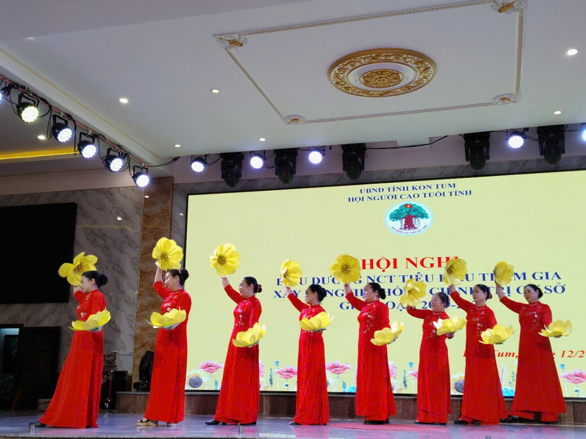 Tiết mục văn nghệ của NCT tỉnh Kon Tum