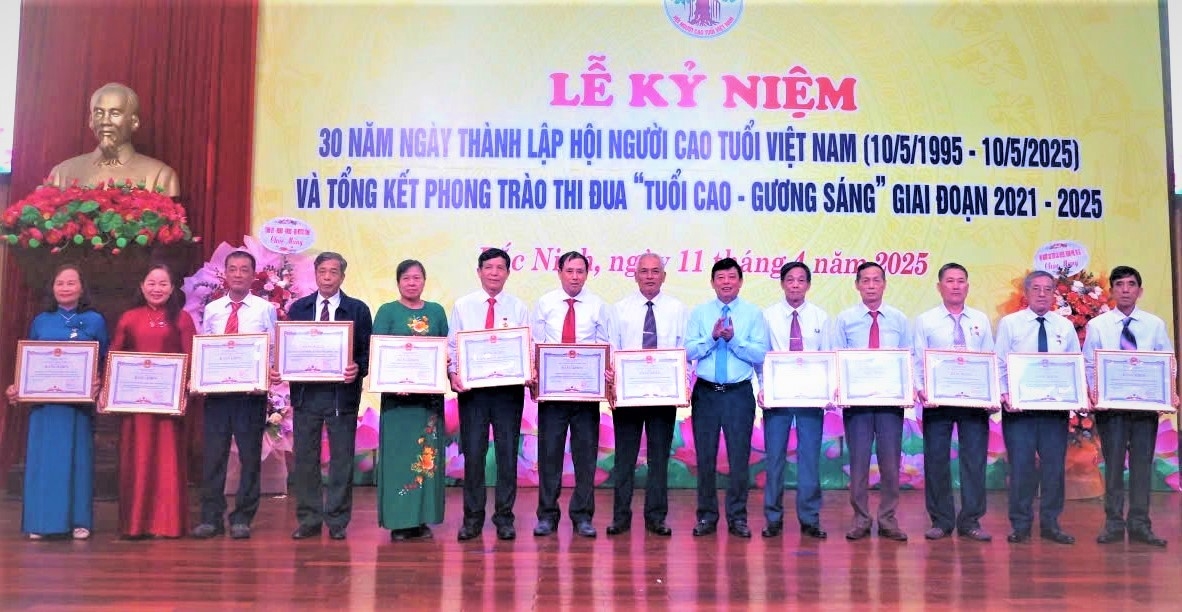 Trao Bằng khen Chủ tịch UBND tỉnh Bắc Ninh cho các tập thể, cá nhân xuất sắc