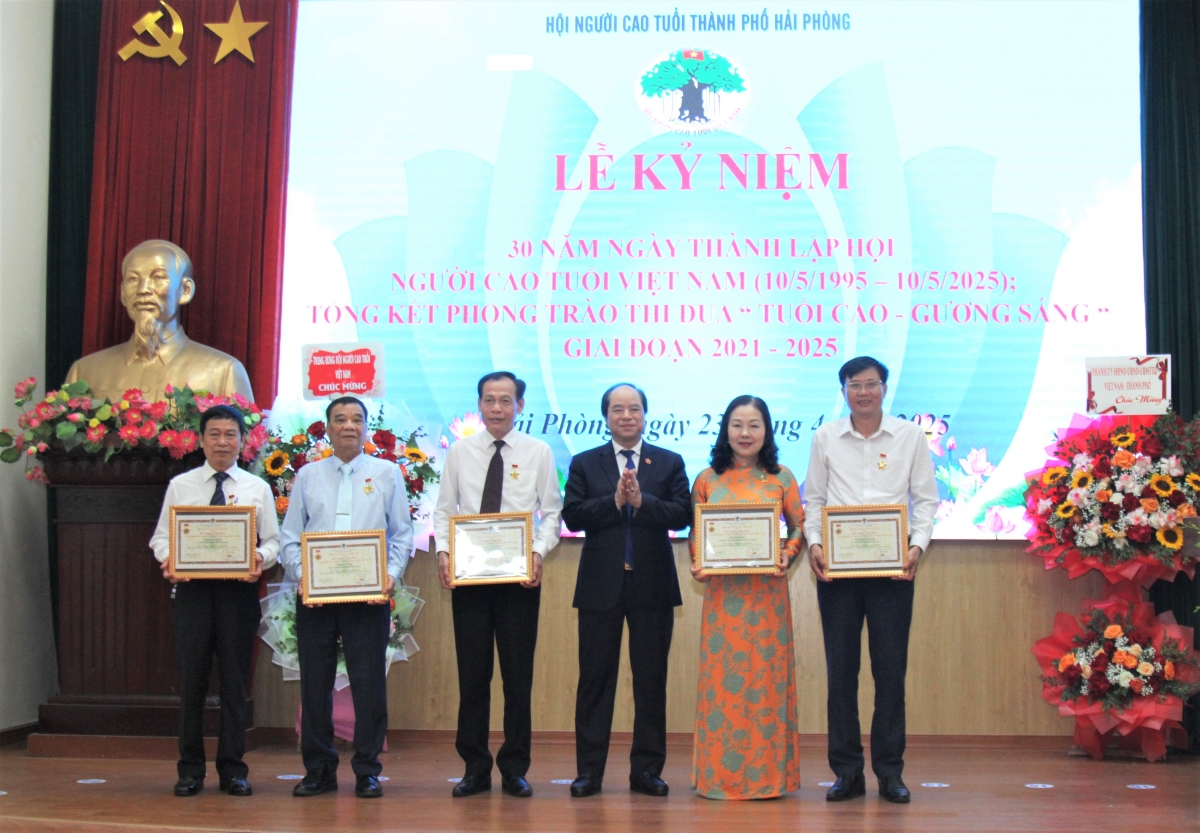 Phó Chủ tịch Thường trực Trương Xuân Cừ trao Kỉ niệm chương vì sự nghiệp bảo vệ, chăm sóc và phát huy vi trò NCT cho các cá nhân có nhiều đóng góp