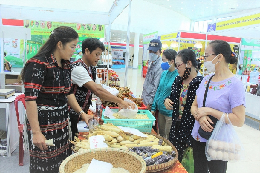 Phụ nữ biên cương vươn lên làm giàu