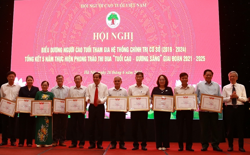 Trao Bằng khen của Trung ương Hội NCT Việt Nam cho các tập thể xuất sắc