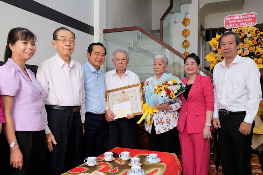 Chủ tịch UBND TP Hồ Chí Minh Nguyễn Văn Được chúc thọ NCT tiêu biểu