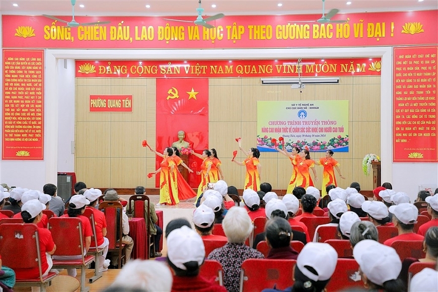 Tiết mục văn nghệ của NCT tại Hội nghị truyền thông về chăm sóc sức khỏe NCT phường Quang Tiến, thị xã Thái Hòa.