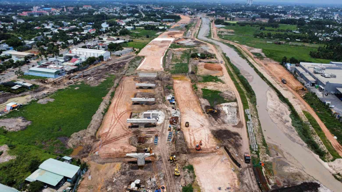 Đoạn gần 10 km kết nối vào cầu Bình Gởi cũng đang được đẩy nhanh tiến độ thi công để về đích như dự kiến