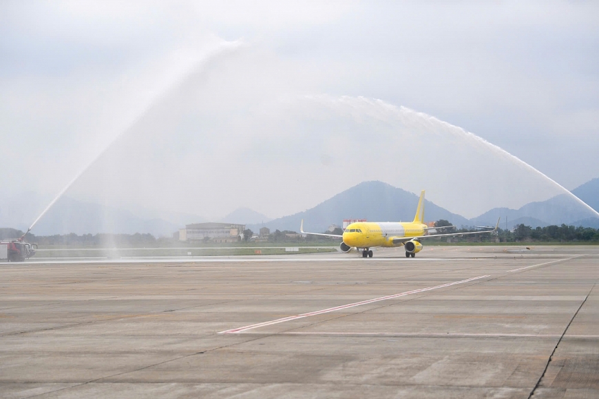 Nghi thức phun vòi rồng (Water salute) chào đón chiếc máy bay đầu tiên do Vietravel Airlines sở hữu