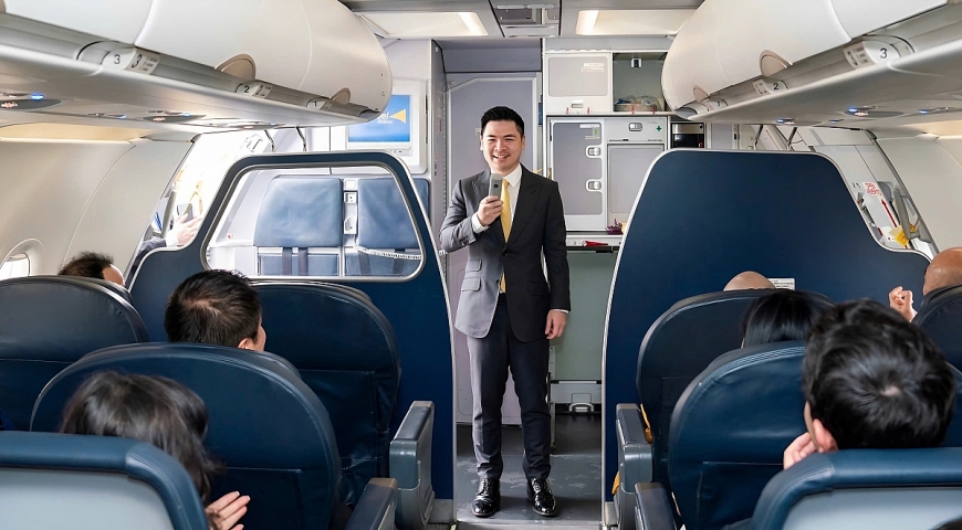 Ông Đỗ Vinh Quang, Chủ tịch Vietravel Airlines phát biểu trên chiếc máy bay sở hữu riêng đầu tiên của hãng