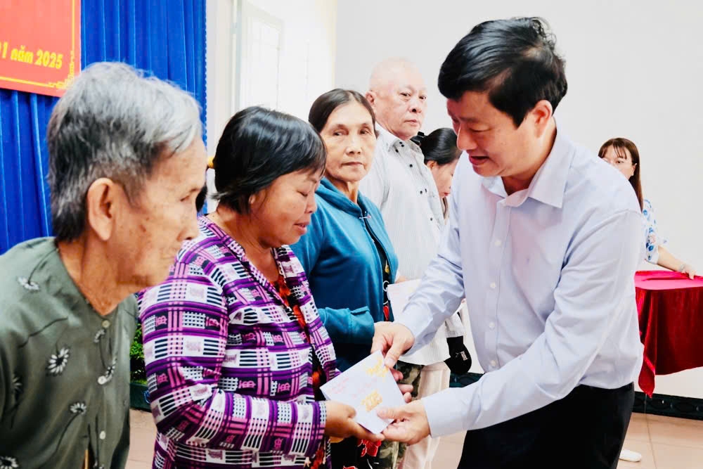 Chủ tịch UBND tỉnh Võ Văn Minh tặng quà Tết Ất Tỵ 2025 tại TP. Dĩ An, Bình Dương