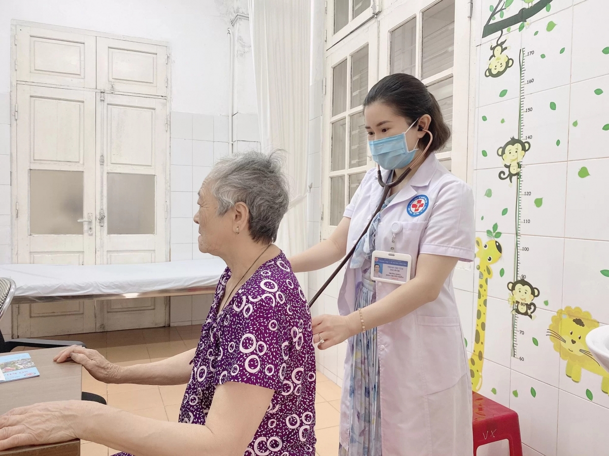 Việc khám sức khỏe định kỳ người cao tuổi được thực hiện ít nhất một lần một năm...