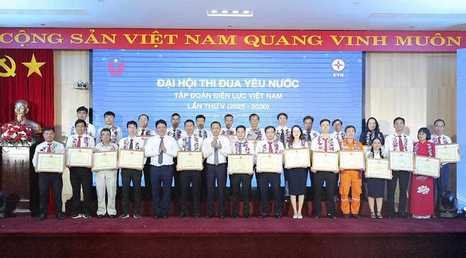 Nơi bản lĩnh người thợ điện tỏa sáng, góp phần thắp sáng niềm tin