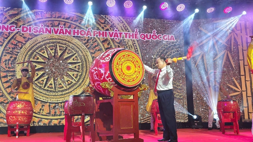  Ông  Cao Ngọc Tuấn, Bí thư Thị ủy Quảng Yên, gióng trống khai hội Xuống đồng năm 2025.