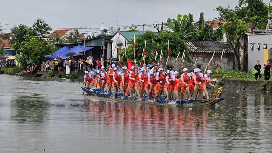                    Cuộc thi giữa đội bơi sào  phường Phong Cốc( áo cam) và đội bơi sào phường Phong Hải(áo xanh).