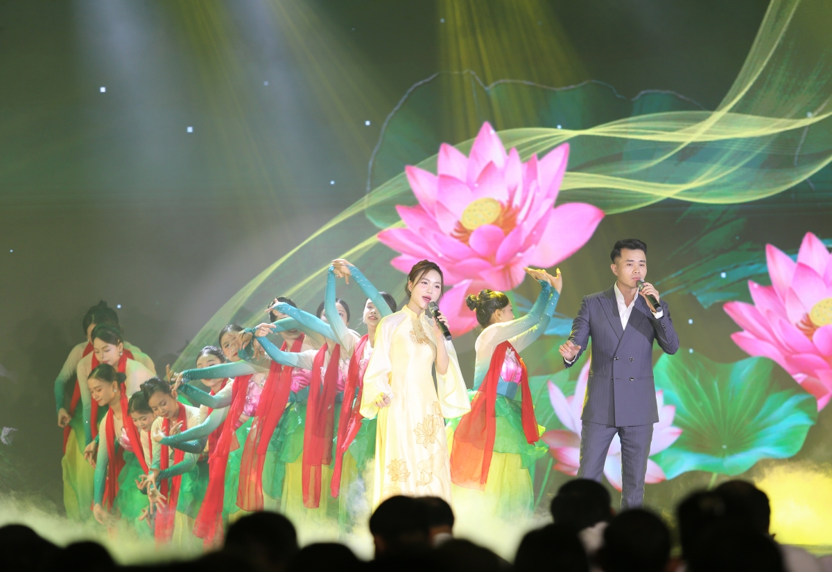 Bệnh viện Đa khoa TP Vinh kỷ niệm 60 năm thành lập, đón nhận Huân chương Lao động hạng Nhất