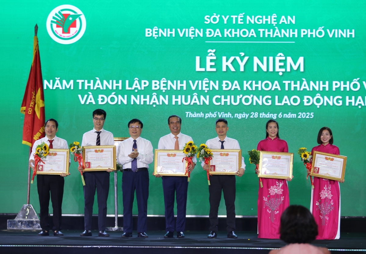 Bệnh viện Đa khoa TP Vinh kỷ niệm 60 năm thành lập, đón nhận Huân chương Lao động hạng Nhất