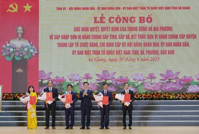 Ông Mai Văn Chính, Phó Thủ tướng Chính phủ trao Quyết định của Bộ Chính trị chỉ định Bí thư, các Phó Bí thư Tỉnh ủy An Giang nhiệm kỳ 2020 – 2025 (ông Nguyễn Tiến Hải, thứ 2 bên phải).