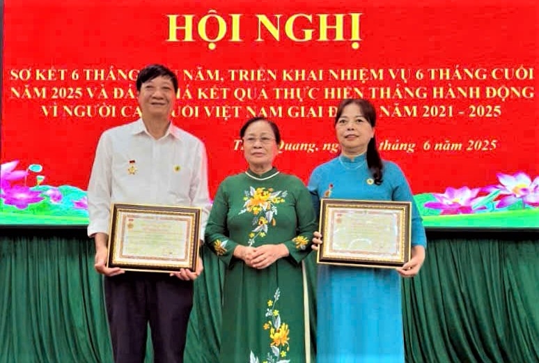 Trao Kỉ niệm chương vì sự nghiệp bảo vệ, chăm sóc, phát huy vai trò NCT cho các cá nhân có nhiều đóng góp