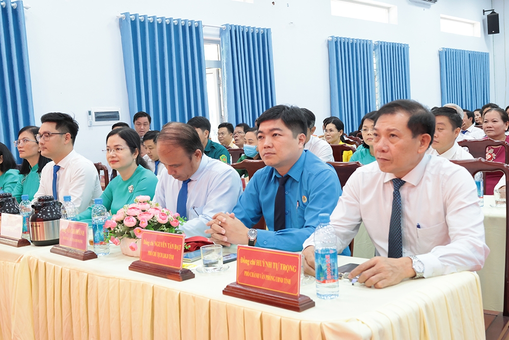 Đại biểu tham dự Lễ công bố tại phường Bình Dương ​