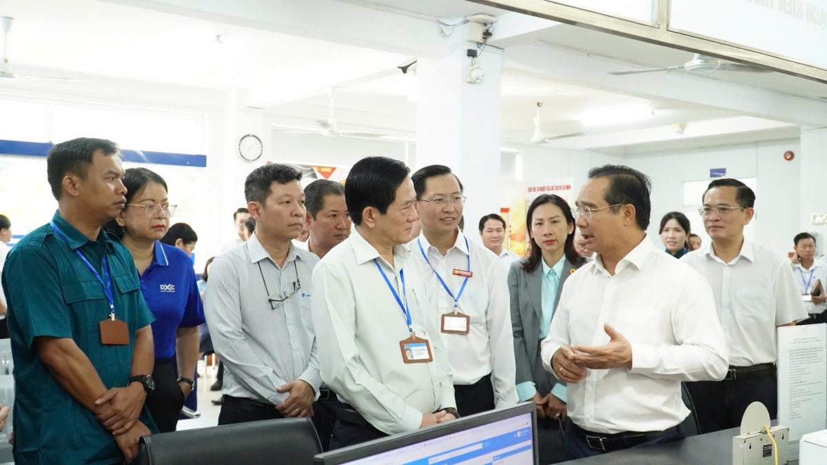 Chủ tịch UBND TP.Hồ Chí Minh khảo sát tại phường Dĩ An trong ngày đầu tiên vận hành phường, xã mới