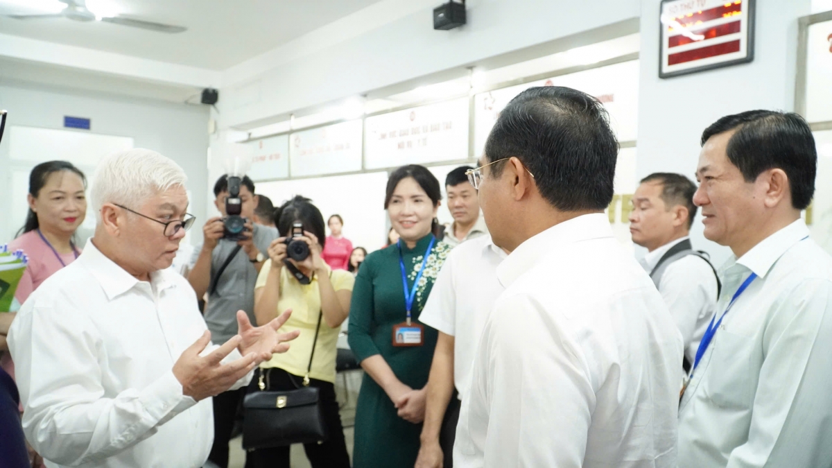 Đoàn khảo sát tại Trung tâm Phục vụ hành chính công phường Dĩ An