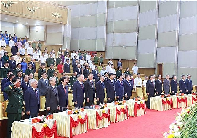 Tổng Bí thư Tô Lâm cùng các đồng chí lãnh đạo, nguyên lãnh đạo Đảng, Nhà nước thực hiện nghi lễ chào cờ. Ảnh: Thống Nhất/TTXVN