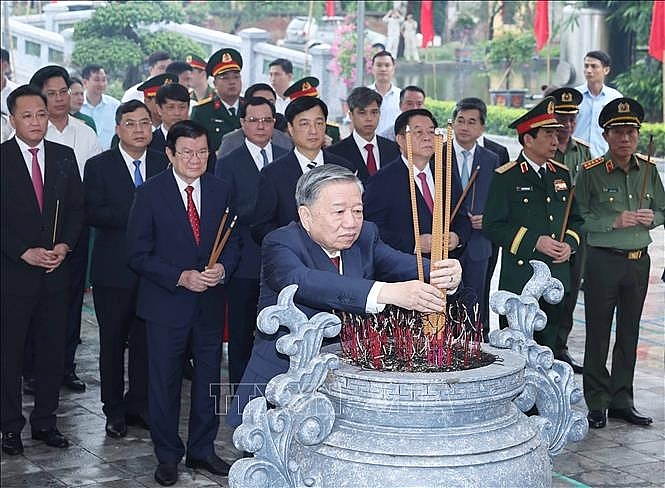 Tổng Bí thư Tô Lâm các đồng chí lãnh đạo, nguyên lãnh đạo Đảng, Nhà nước dâng hương tại Nhà tưởng niệm Tổng Bí thư Nguyễn Văn Linh ở xã Nguyễn Văn Linh, tỉnh Hưng Yên. Ảnh: Thống Nhất/TTXVN