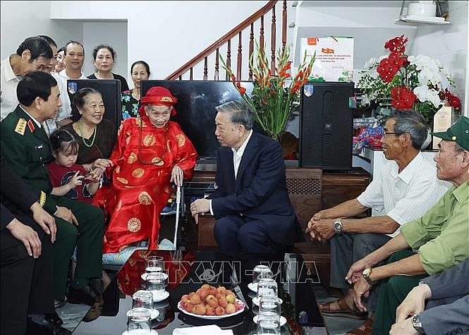 Tổng Bí thư Tô Lâm thăm hỏi mẹ liệt sĩ Phạm Thị Cuông, xã Hoàng Hoa Thám, tỉnh Hưng Yên. Ảnh: Thống Nhất/TTXVN