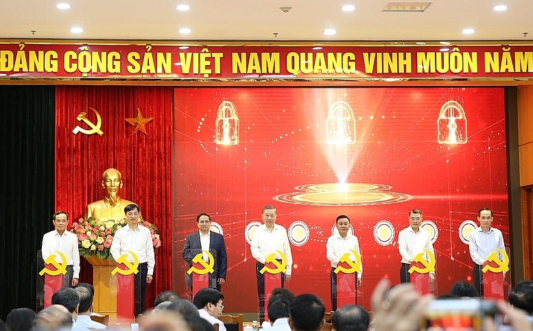Tổng Bí thư Tô Lâm, Thủ tướng Chính phủ Phạm Minh Chính, Thường trực Ban Bí thư Trần Cẩm Tú cùng các đồng chí lãnh đạo thực hiện nghi thức nhấn nút khai trương 3 nền tảng số phục vụ triển khai Nghị quyết 57-NQ/TW - Ảnh: VGP/Nguyễn Hoàng