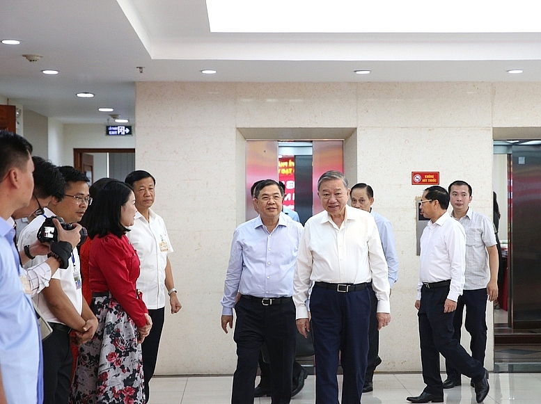 Tổng Bí thư Tô Lâm tới tham dự Hội nghị sơ kết công tác 6 tháng đầu năm và nhiệm vụ trọng tâm 6 tháng cuối năm 2025 của Ban Chỉ đạo Trung ương về phát triển khoa học, công nghệ, đổi mới sáng tạo và chuyển đổi số - Ảnh: VGP/Nguyễn Hoàng