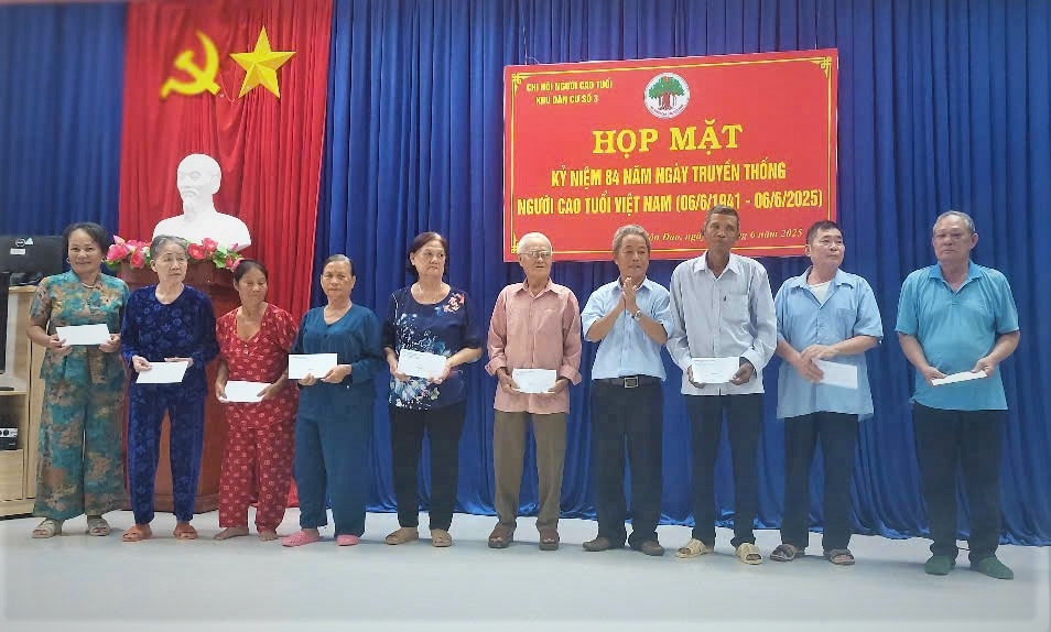 Hội NCT huyện Côn Đảo (cũ) tặng quà hội viên nghèo nhân kỉ niệm 84 năm Ngày truyền thống NCT Việt Nam