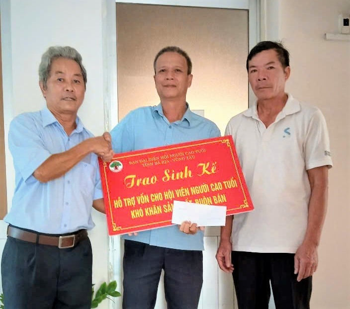 Hội NCT huyện Côn Đảo (cũ) trao sinh kế hỗ trợ hội viên nghèo